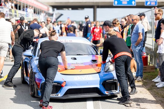 Palangoje – paskutiniai automobilių patobulinimai prieš lenktynių kvalifikaciją<br>T. Bauro nuotr.