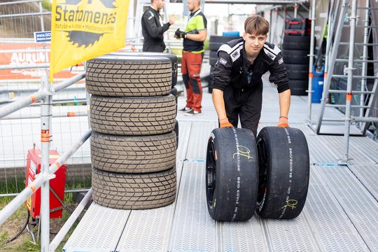 Palangoje – paskutiniai automobilių patobulinimai prieš lenktynių kvalifikaciją<br>T. Bauro nuotr.