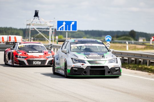 Palangoje – paskutiniai automobilių patobulinimai prieš lenktynių kvalifikaciją<br>T. Bauro nuotr.