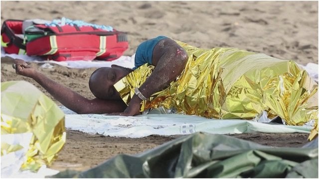 Migrantai iš Šiaurės Afrikos į Ispaniją atplaukė valtimi: dėl nuovargio gulėjo smėlyje, mažiausiai 4 išvežti į ligoninę