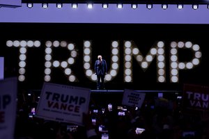 Jautrus pasakojimas, kylantis šeimos klanas ir keista taktika dėl J. Bideno: įvardijo 5 svarbiausius D. Trumpo kalbos aspektus