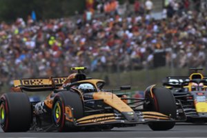 Vengrijos „Formulės 1“ kvalifikacijoje – „McLaren“ komandos pergalė ir eilinį kartą susimovęs S. Perezas