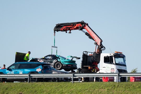 „Aurum 1006“ lenktynėse netrūko nelaimių – „Porsche“ ant viaduko pametė ratą<br>T. Bauro nuotr.