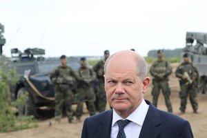 O. Scholzas: šalies ginkluotosios pajėgos yra „demokratinės visuomenės centro dalis“