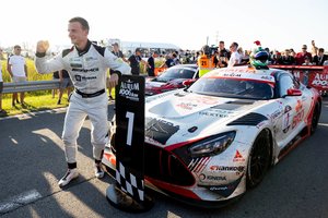 Varžovų klaidomis pasinaudojusi „Mercedes“ komanda apgynė „Aurum 1006 km“ lenktynių čempionų titulą