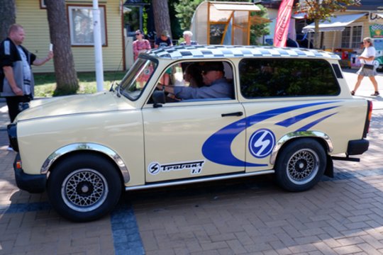 Išskirtinių automobilių „Memel Motor Fest“ paradas.<br> A.Noreikos nuotr.