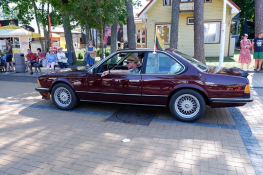 Išskirtinių automobilių „Memel Motor Fest“ paradas.<br> A.Noreikos nuotr.