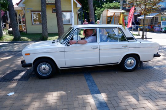 Išskirtinių automobilių „Memel Motor Fest“ paradas.<br> A.Noreikos nuotr.