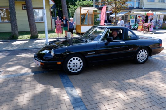 Išskirtinių automobilių „Memel Motor Fest“ paradas.<br> A.Noreikos nuotr.