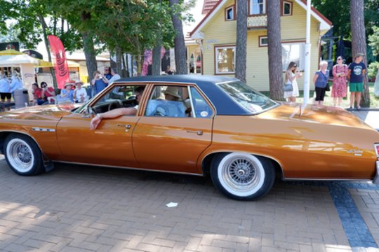 Išskirtinių automobilių „Memel Motor Fest“ paradas.<br> A.Noreikos nuotr.