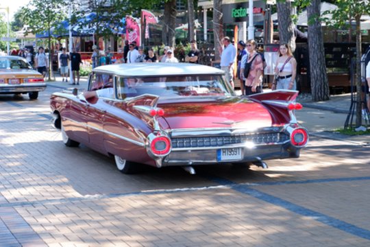 Išskirtinių automobilių „Memel Motor Fest“ paradas.<br> A.Noreikos nuotr.