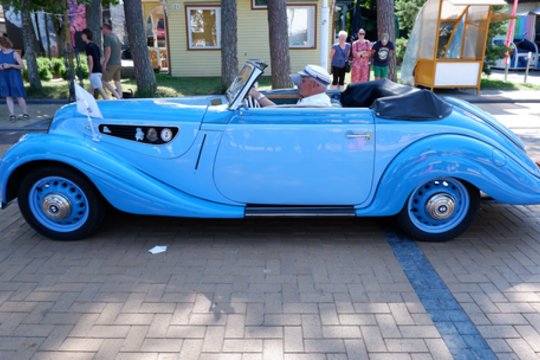 Išskirtinių automobilių „Memel Motor Fest“ paradas.<br> A.Noreikos nuotr.