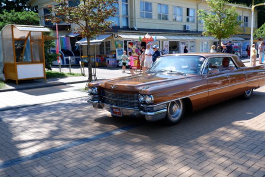 Išskirtinių automobilių „Memel Motor Fest“ paradas.<br> A.Noreikos nuotr.