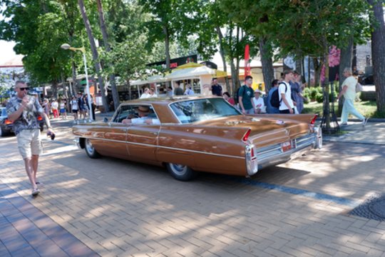 Išskirtinių automobilių „Memel Motor Fest“ paradas.<br> A.Noreikos nuotr.