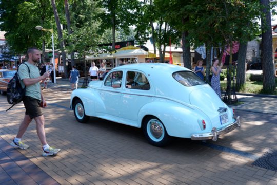 Išskirtinių automobilių „Memel Motor Fest“ paradas.<br> A.Noreikos nuotr.