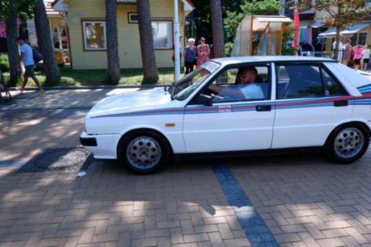 Išskirtinių automobilių „Memel Motor Fest“ paradas.<br> A.Noreikos nuotr.