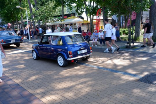 Išskirtinių automobilių „Memel Motor Fest“ paradas.<br> A.Noreikos nuotr.