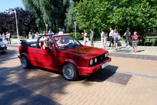 Išskirtinių automobilių „Memel Motor Fest“ paradas.<br> A.Noreikos nuotr.