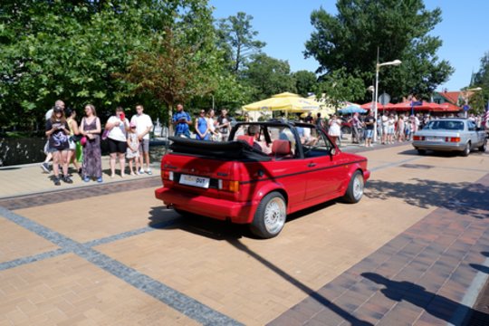 Išskirtinių automobilių „Memel Motor Fest“ paradas.<br> A.Noreikos nuotr.