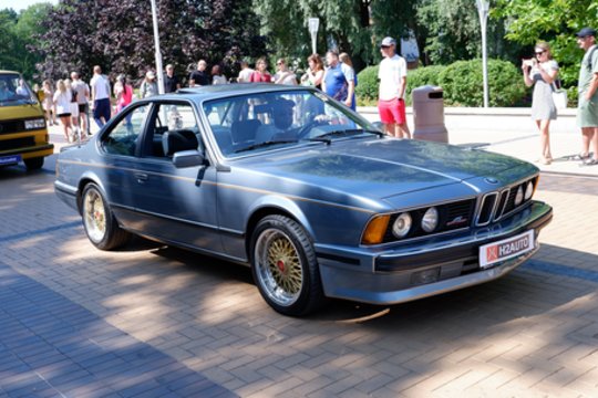 Išskirtinių automobilių „Memel Motor Fest“ paradas.<br> A.Noreikos nuotr.