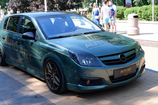 Išskirtinių automobilių „Memel Motor Fest“ paradas.<br> A.Noreikos nuotr.