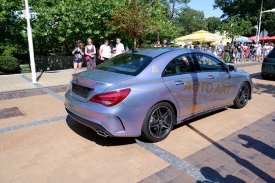 Išskirtinių automobilių „Memel Motor Fest“ paradas.<br> A.Noreikos nuotr.