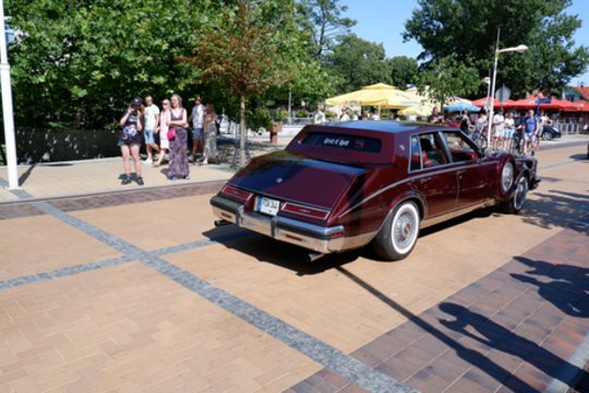 Išskirtinių automobilių „Memel Motor Fest“ paradas.<br> A.Noreikos nuotr.