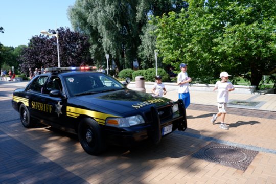 Išskirtinių automobilių „Memel Motor Fest“ paradas.<br> A.Noreikos nuotr.