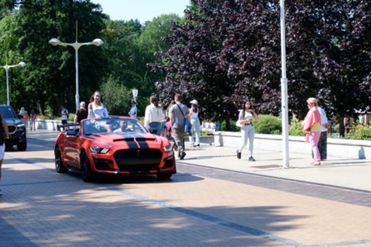 Išskirtinių automobilių „Memel Motor Fest“ paradas.<br> A.Noreikos nuotr.