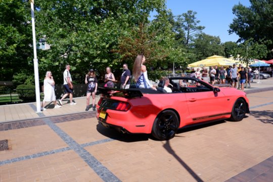 Išskirtinių automobilių „Memel Motor Fest“ paradas.<br> A.Noreikos nuotr.