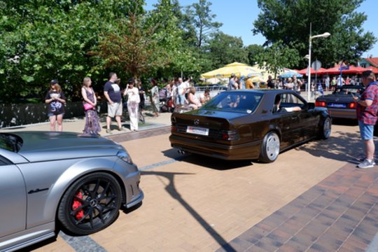 Išskirtinių automobilių „Memel Motor Fest“ paradas.<br> A.Noreikos nuotr.