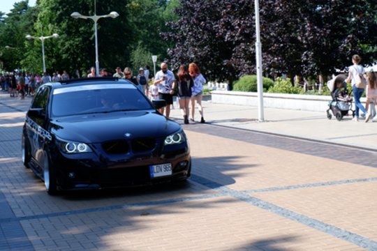 Išskirtinių automobilių „Memel Motor Fest“ paradas.<br> A.Noreikos nuotr.