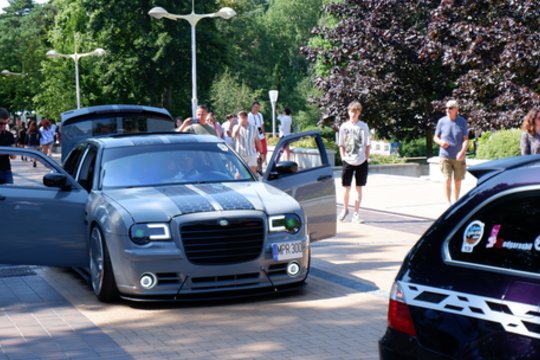 Išskirtinių automobilių „Memel Motor Fest“ paradas.<br> A.Noreikos nuotr.