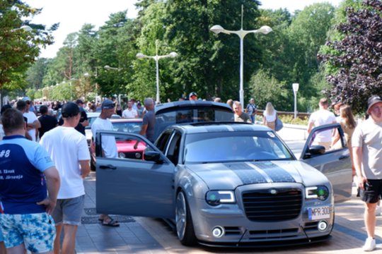 Išskirtinių automobilių „Memel Motor Fest“ paradas.<br> A.Noreikos nuotr.