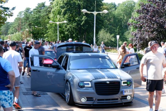 Išskirtinių automobilių „Memel Motor Fest“ paradas.<br> A.Noreikos nuotr.