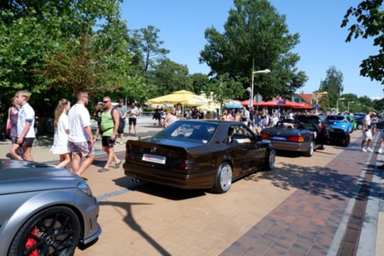 Išskirtinių automobilių „Memel Motor Fest“ paradas.<br> A.Noreikos nuotr.