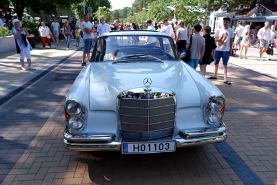 Išskirtinių automobilių „Memel Motor Fest“ paradas.<br> A.Noreikos nuotr.