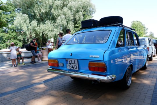 Išskirtinių automobilių „Memel Motor Fest“ paradas.<br> A.Noreikos nuotr.