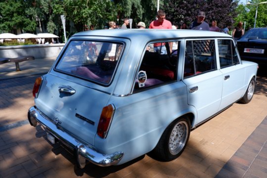 Išskirtinių automobilių „Memel Motor Fest“ paradas.<br> A.Noreikos nuotr.