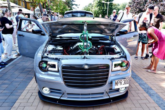 Išskirtinių automobilių „Memel Motor Fest“ paradas.<br> A.Noreikos nuotr.