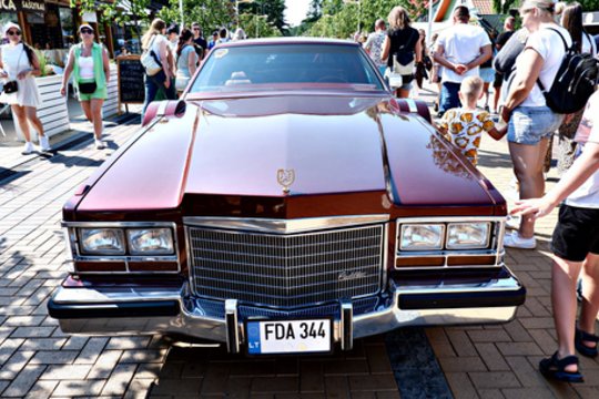 Išskirtinių automobilių „Memel Motor Fest“ paradas.<br> A.Noreikos nuotr.