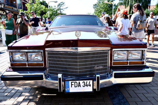 Išskirtinių automobilių „Memel Motor Fest“ paradas.<br> A.Noreikos nuotr.