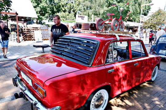 Išskirtinių automobilių „Memel Motor Fest“ paradas.<br> A.Noreikos nuotr.