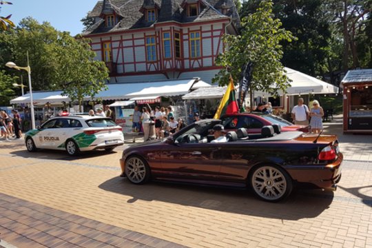 Išskirtinių automobilių „Memel Motor Fest“ paradas.<br> J.Noreikienės nuotr.