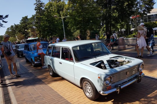 Išskirtinių automobilių „Memel Motor Fest“ paradas.<br> J.Noreikienės nuotr.