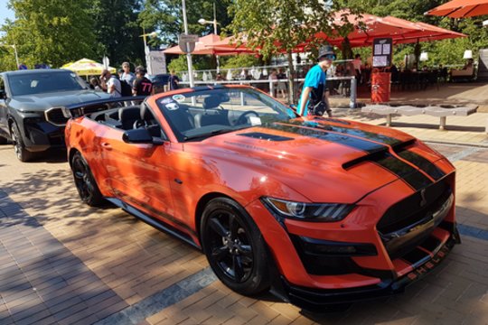 Išskirtinių automobilių „Memel Motor Fest“ paradas.<br> J.Noreikienės nuotr.