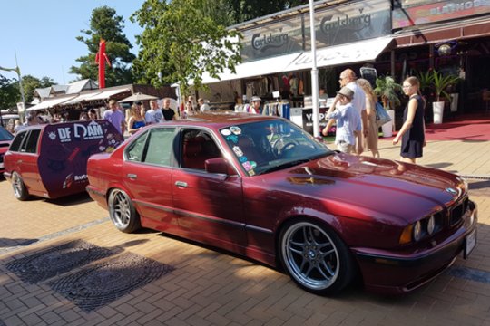 Išskirtinių automobilių „Memel Motor Fest“ paradas.<br> J.Noreikienės nuotr.