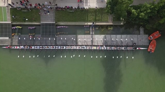 Paryžiaus olimpinio deglo estafetėje – ilgiausia pasaulyje irklavimo valtis: joje telpa daugiau nei 20 žmonių