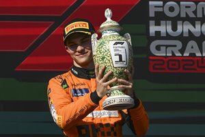 „Formulės 1“ Vengrijos lenktynėse – pirmasis australo karjeros triumfas ir M. Verstappeno tūžis