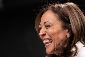 „Istorinė pergalė, bet ne jos vienos“: kas yra Kamala Harris, kurią parėmė iš rinkimų pasitraukęs Joe Bidenas